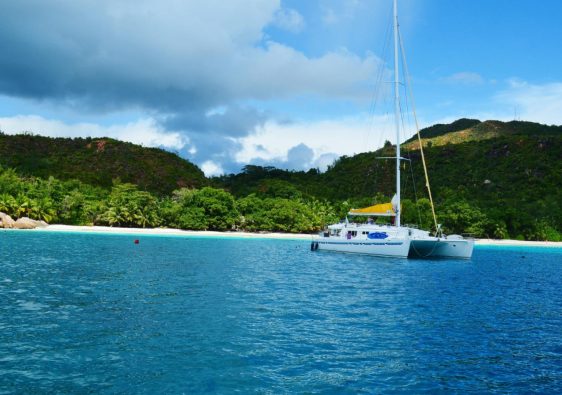 Voyagez en toute sérénité à bord d’un catamaran de luxe à Tahiti