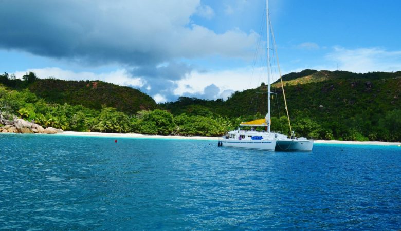 Voyagez en toute sérénité à bord d’un catamaran de luxe à Tahiti